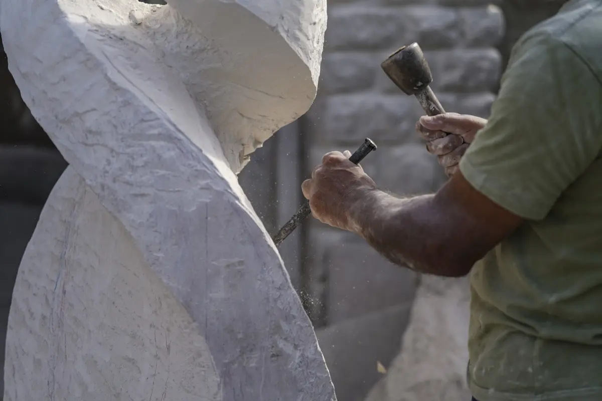 Mário Martins esculpiu bloco de calcário durante o verão, em Esposende