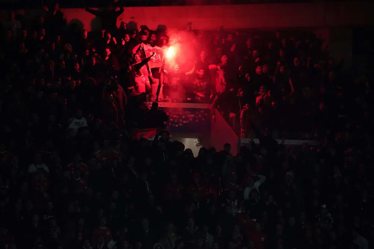 Adeptos do Benfica com as tochas