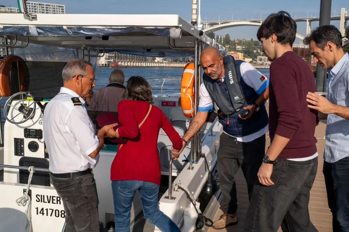 Moradores e visitantes satisfeitos com travessia de barco