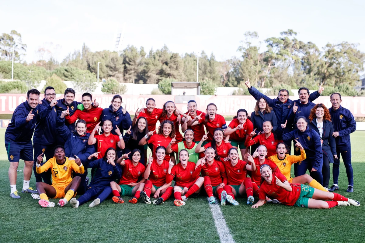 Seleção sub-17 festejou, na Cidade do Futebol, a vitória sobre a Finlândia, que carimbou a presença na fase final do Europeu