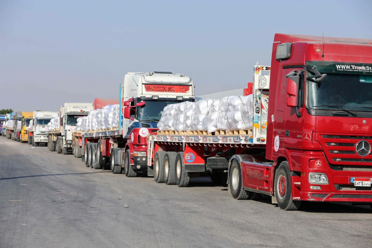 Imagem de contexto do artigo Dezenas de camiões de ajuda humanitária cruzam fronteira egípcia rumo a Gaza