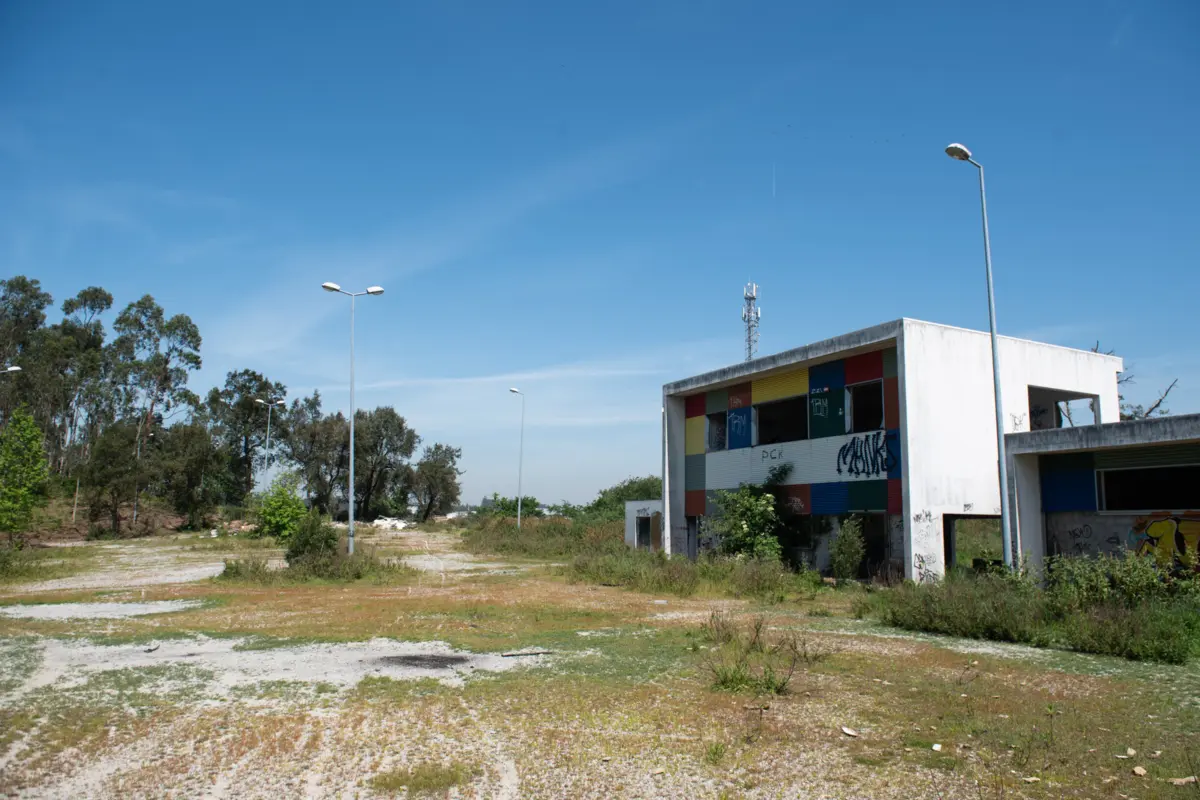 Parque de diversões da Ritmolândia está ao abandono há 12 anos, depois de ter funcionado apenas durante quatro meses. Para o demolir, a Câmara vai gastar 369 mil euros
