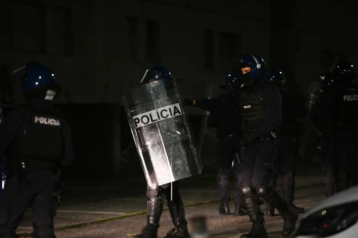 A Inspeção-Geral da Administração Interna e a PSP abriram inquéritos e o agente que baleou o homem foi constituído arguido