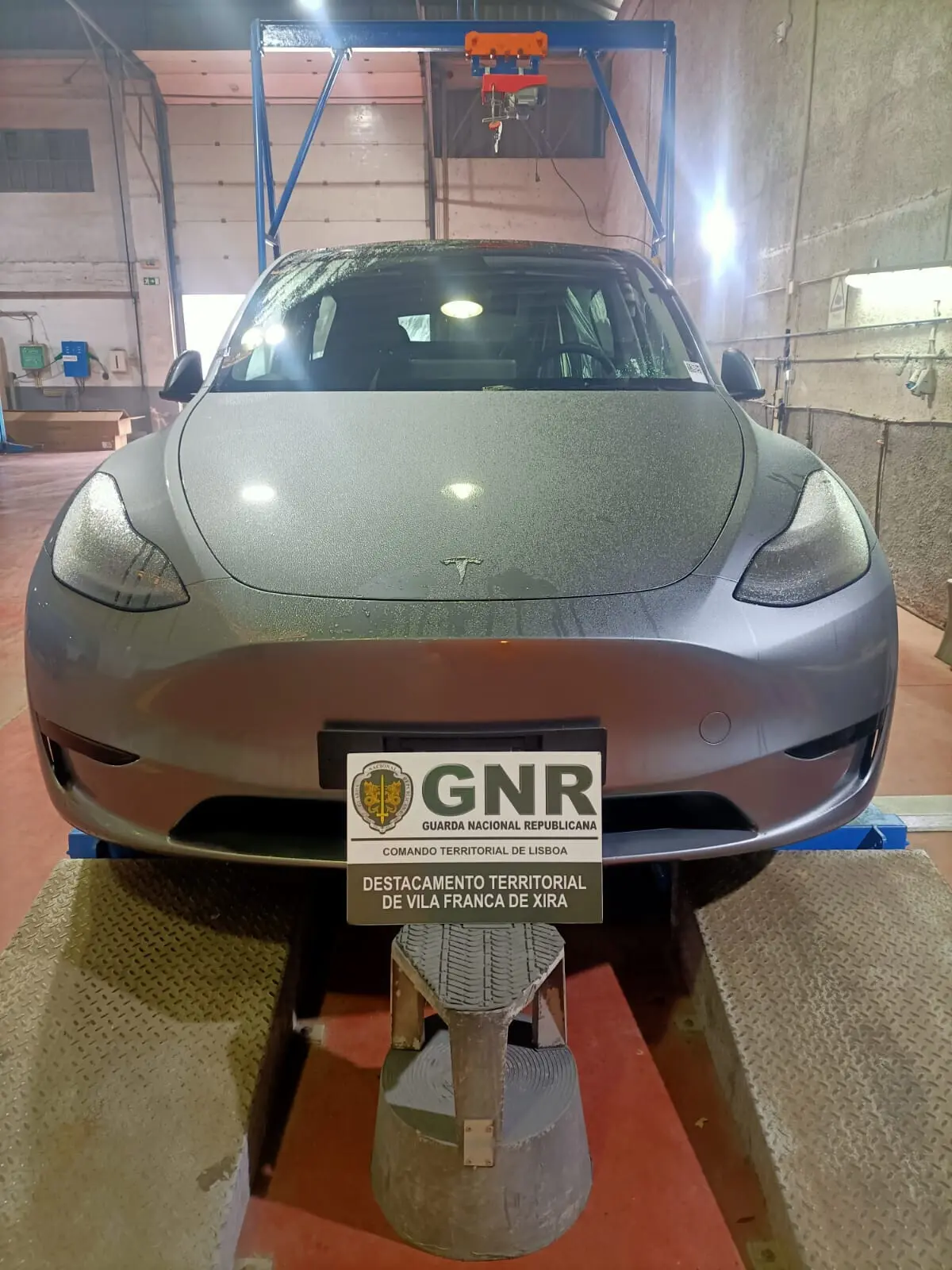 Ladrão foi surpreendido pela GNR dentro de um Tesla que ia furtar