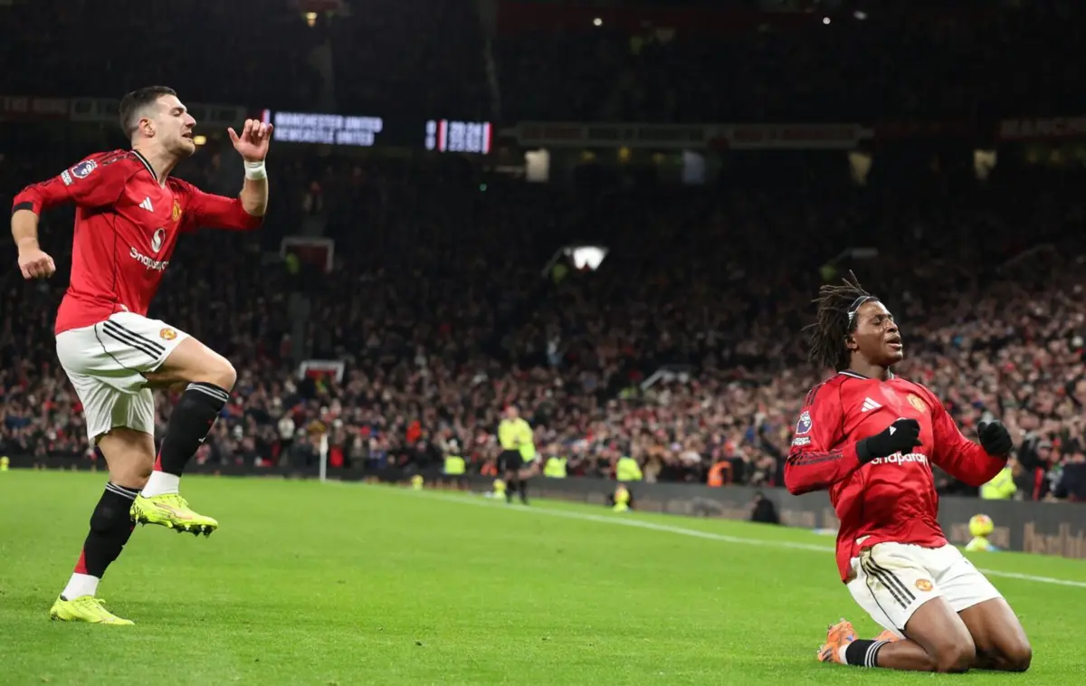 Patrick Dorgu festeja com a companhia de Diogo Dalot