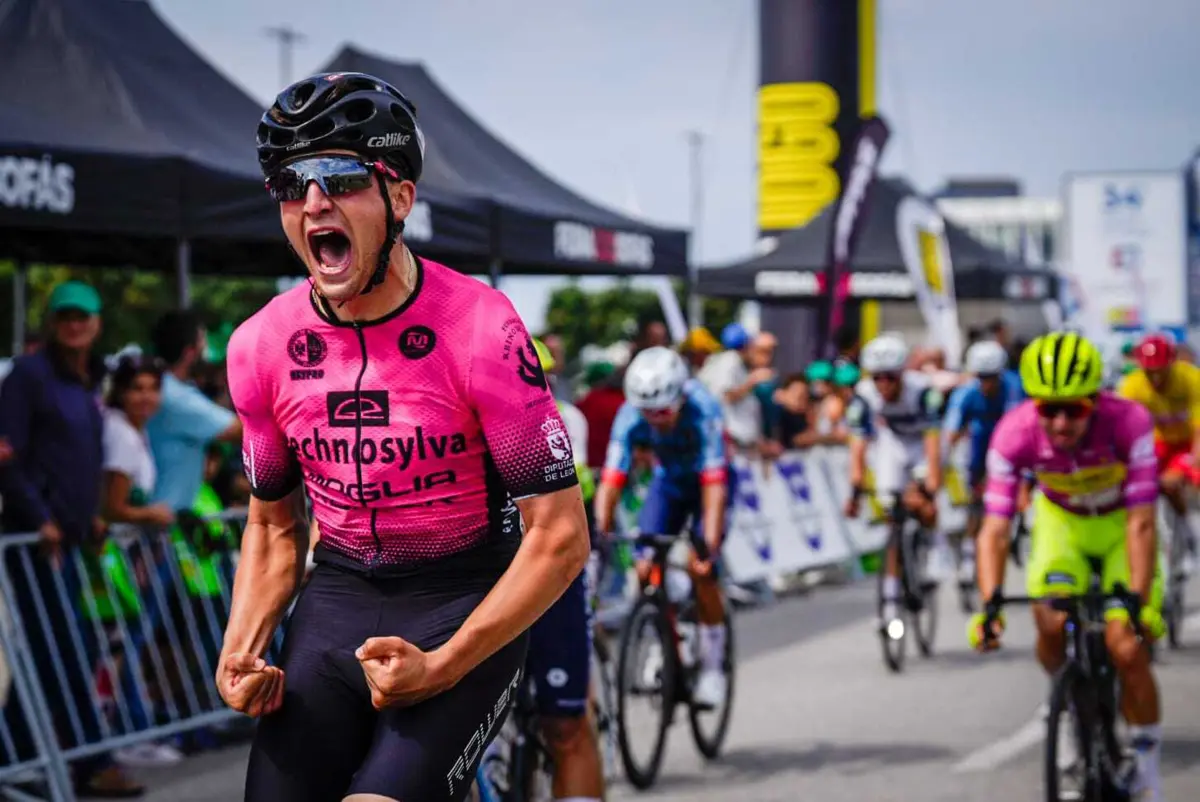 Gabriel Silva celebra o triunfo de forma efusiva