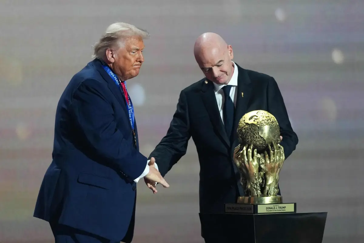 Os EUA vão receber o Campeonato do Mundo de Futebol. E Donald Trump recebeu o Prémio da Paz da FIFA, em 2025 (um galardão criado apenas no ano passado)
