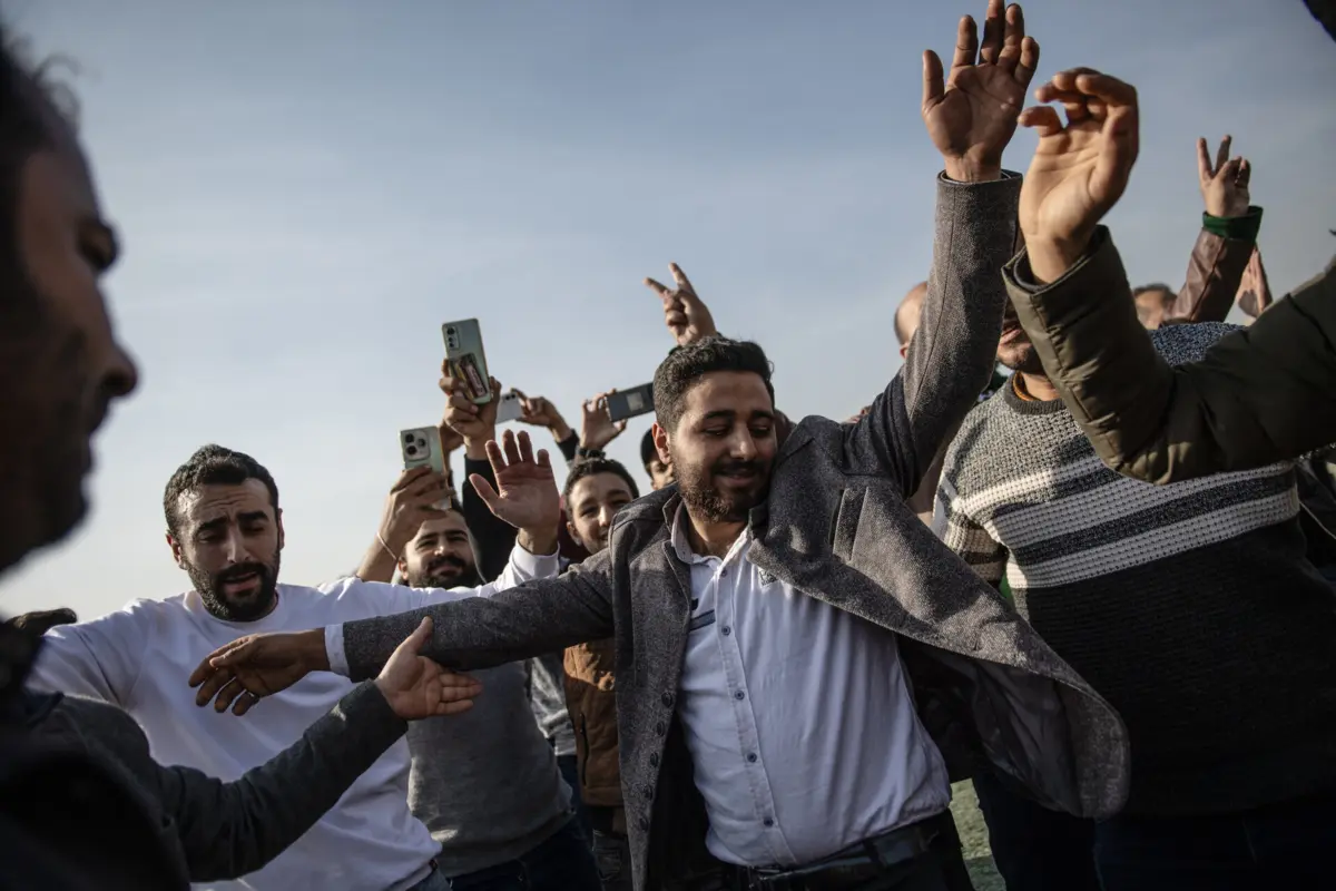 Povo sírio celebra queda de Bashar al-Assad