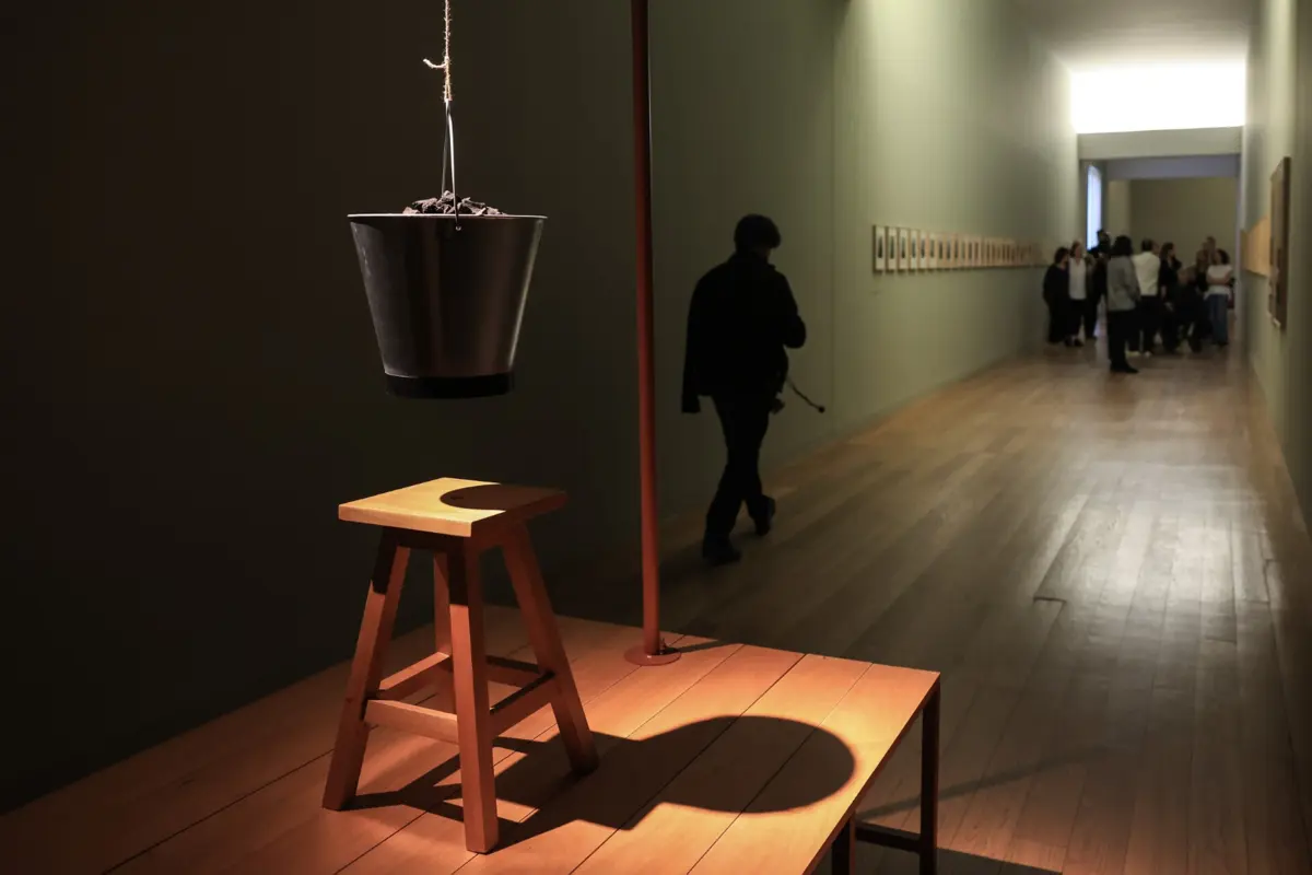 Exposição, dividida em três núcleos, percorre três décadas de carreira artística de Francisco Topa