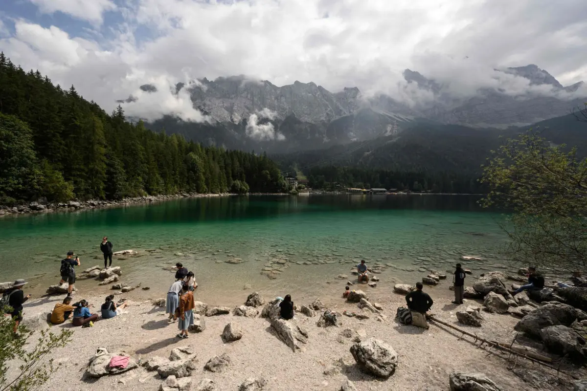 Imagem de contexto do artigo "Caraíbas da Baviera". Lago nos Alpes alemães é a nova vítima do turismo em massa