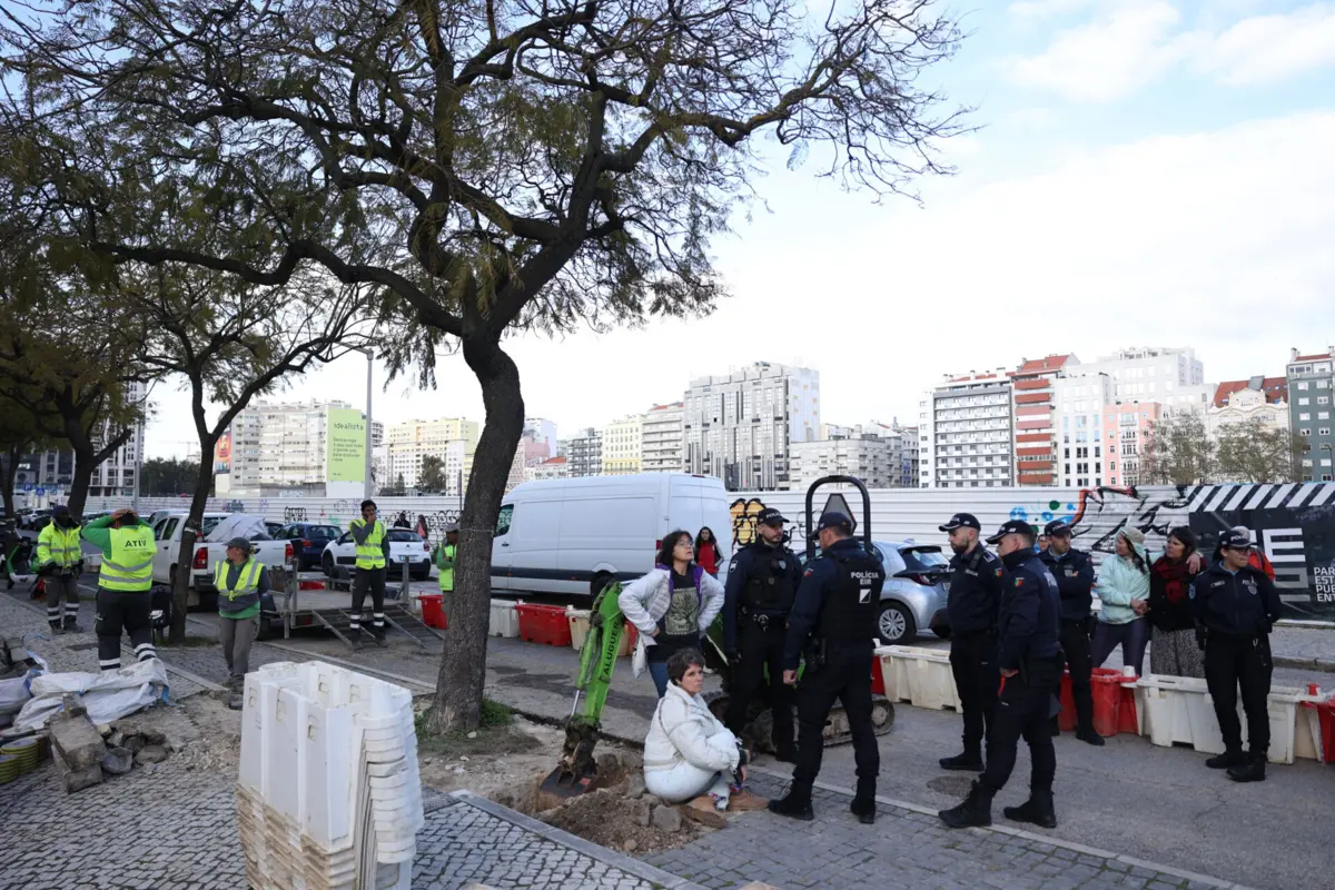 Em causa está a construção de um parque de estacionamento subterrâneo, nos antigos terrenos da Feira Popular, que motivou a contestação de moradores e partidos da oposição