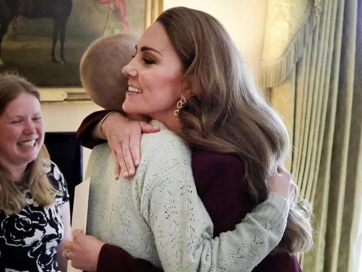 A princesa de Gales abraçou Liz Hatton, de 16 anos, que enfrenta um cancro raro