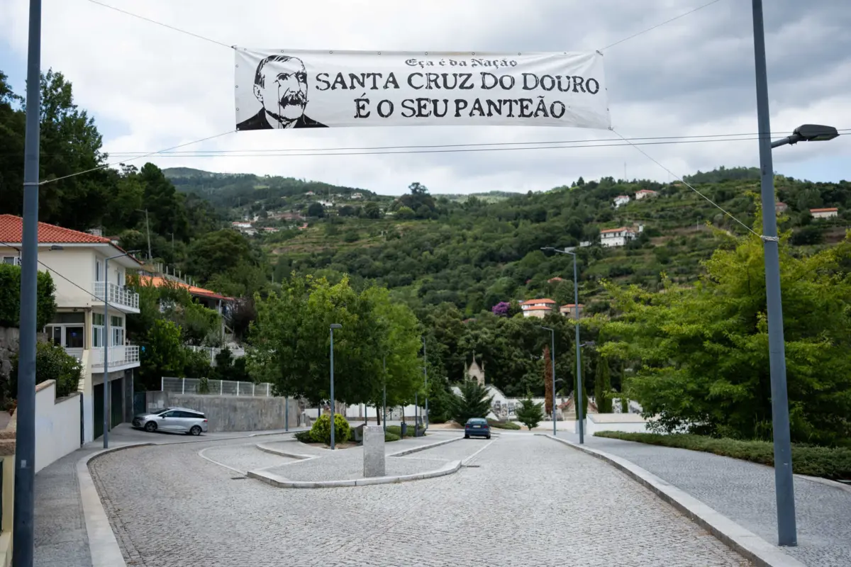 Em setembro de 1989, os restos mortais foram transportados do Cemitério do Alto de São João, na capital, para um jazigo de família, no cemitério de Santa Cruz do Douro, em Baião