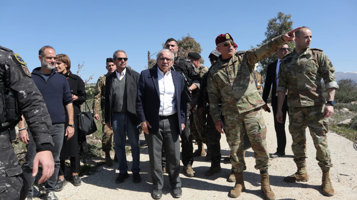 Primeiro-ministro Nawaf Salam visita cidade de Khiam, uma das mais afetadas pela offensiva israelita