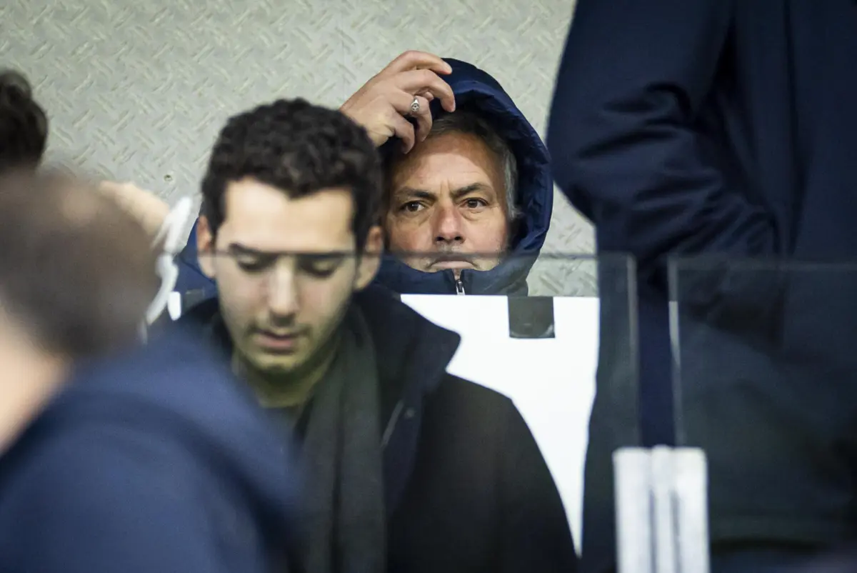 José Mourinho, castigado, enfrentou o frio nos Países Baixos na bancada
