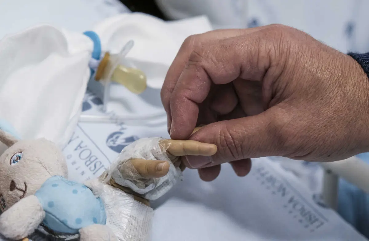 Desde os quatro meses que o bebé tinha graves problemas respiratórios