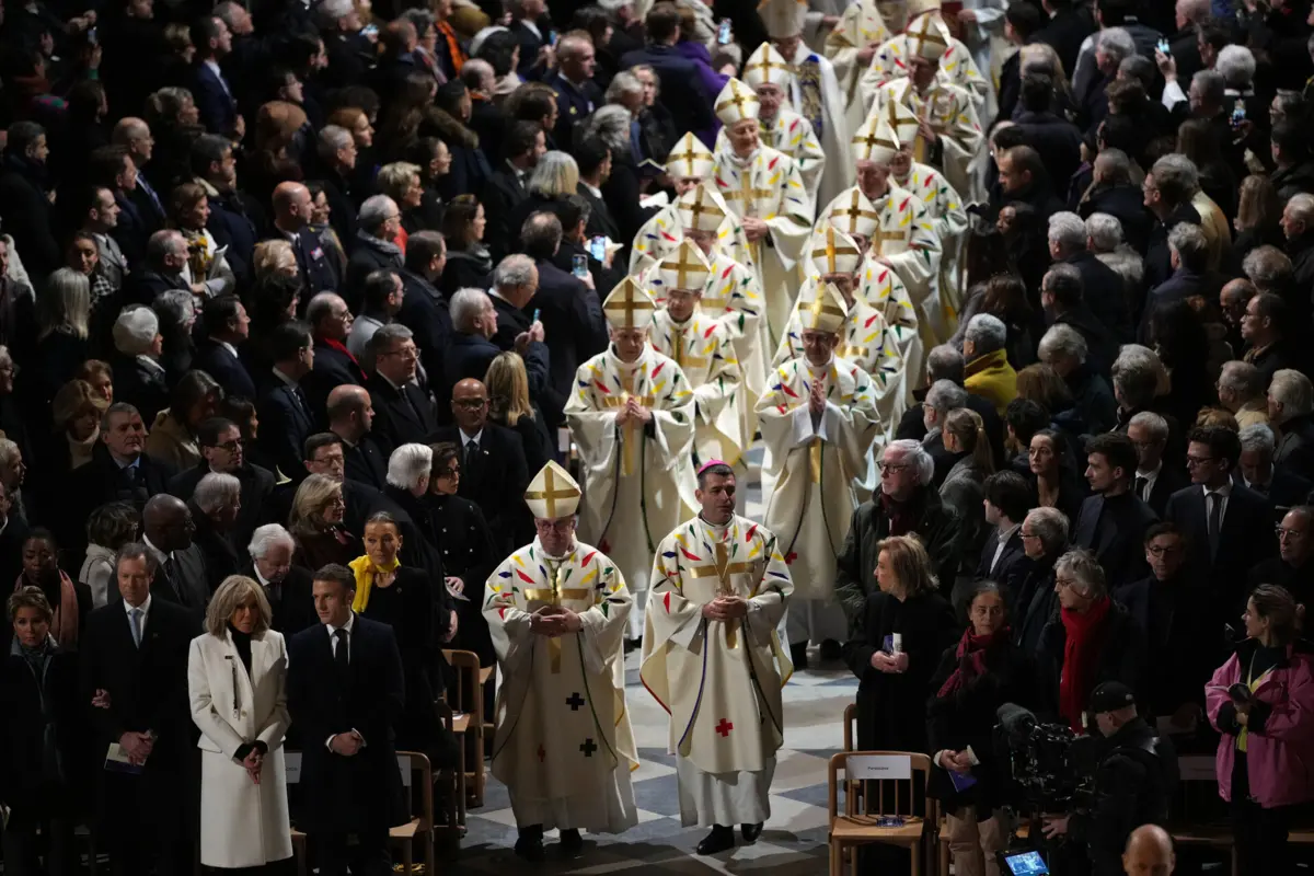 Missa reuniu 150 bispos e sacerdotes das 106 paróquias parisienses