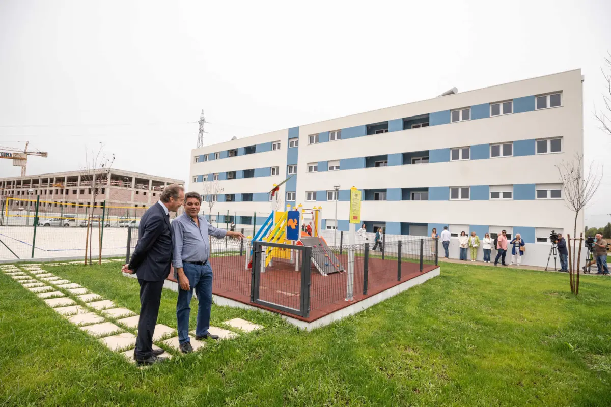 Junto ao bloco foi construído um parque infantil