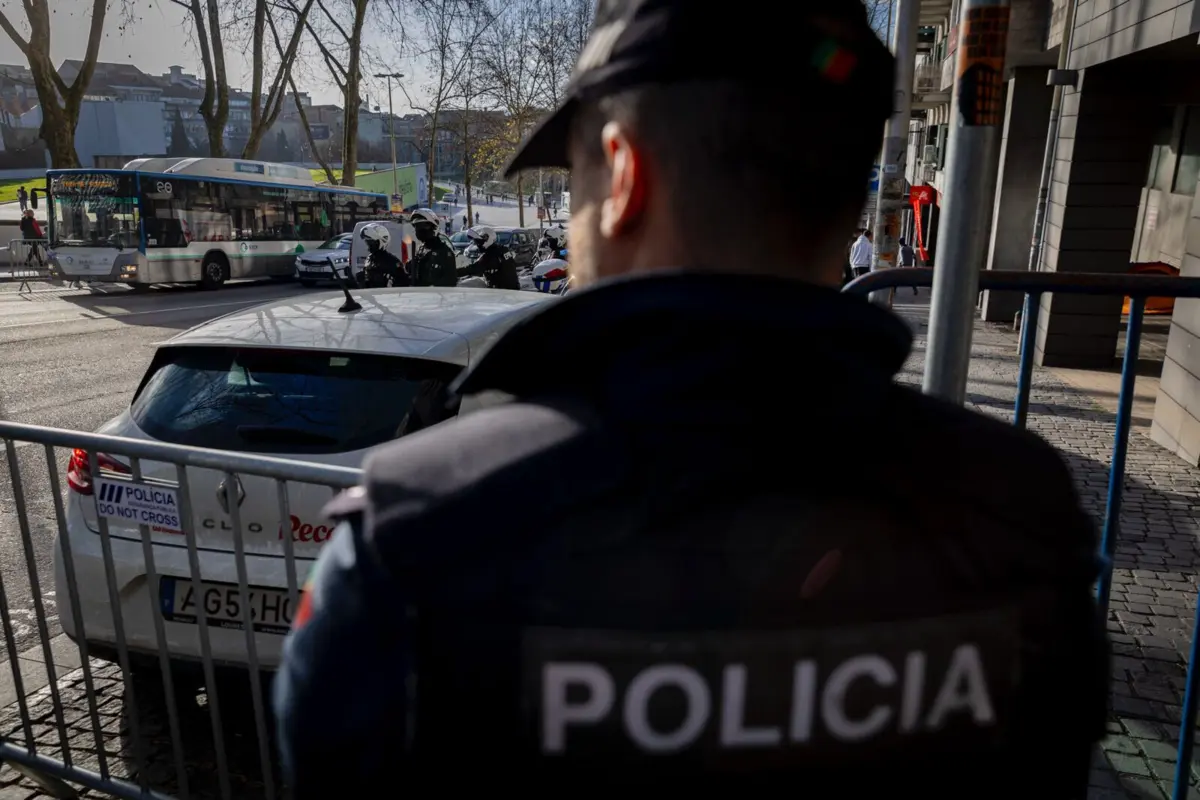 Neste processo, Fernando Madureira está indiciado pelos crimes de ofensas à integridade física, coação agravada, ameaça, além de instigação pública a um crime e arremesso de objeto