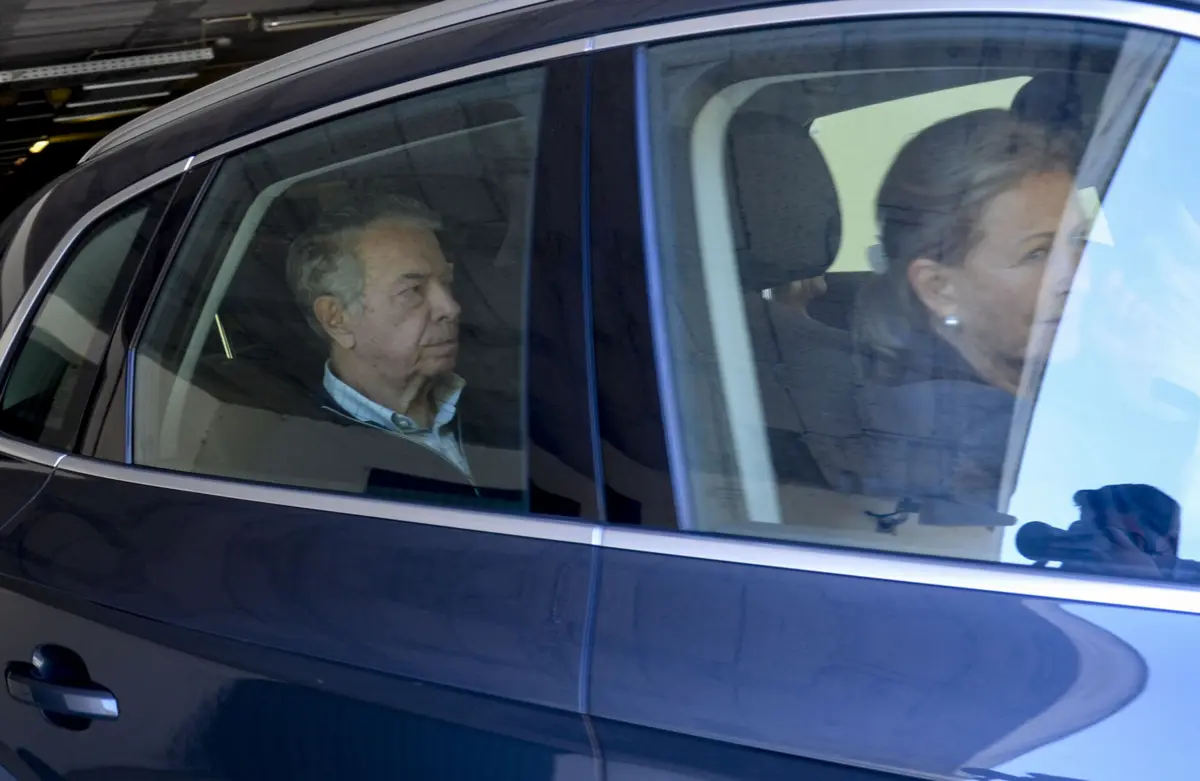 Ricardo Salgado sai de carro da Medicina Legal, em Coimbra, com a mulher