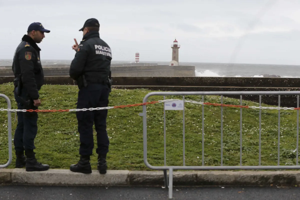 Câmara do Porto justifica medida com agravamento das condições meteorológicas
