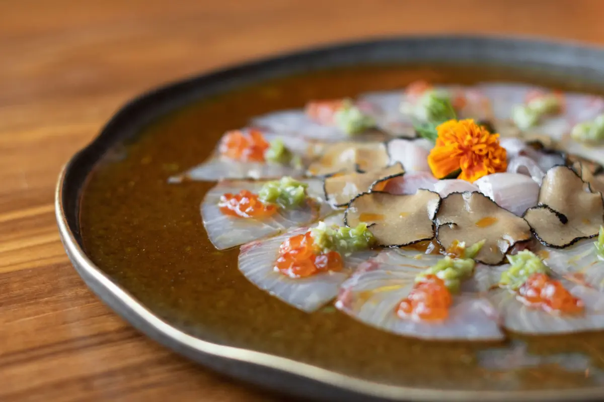 Usuzukuri de hamachi (uma variedade de lírio), um dos pratos do restaurante asiático Uddo.