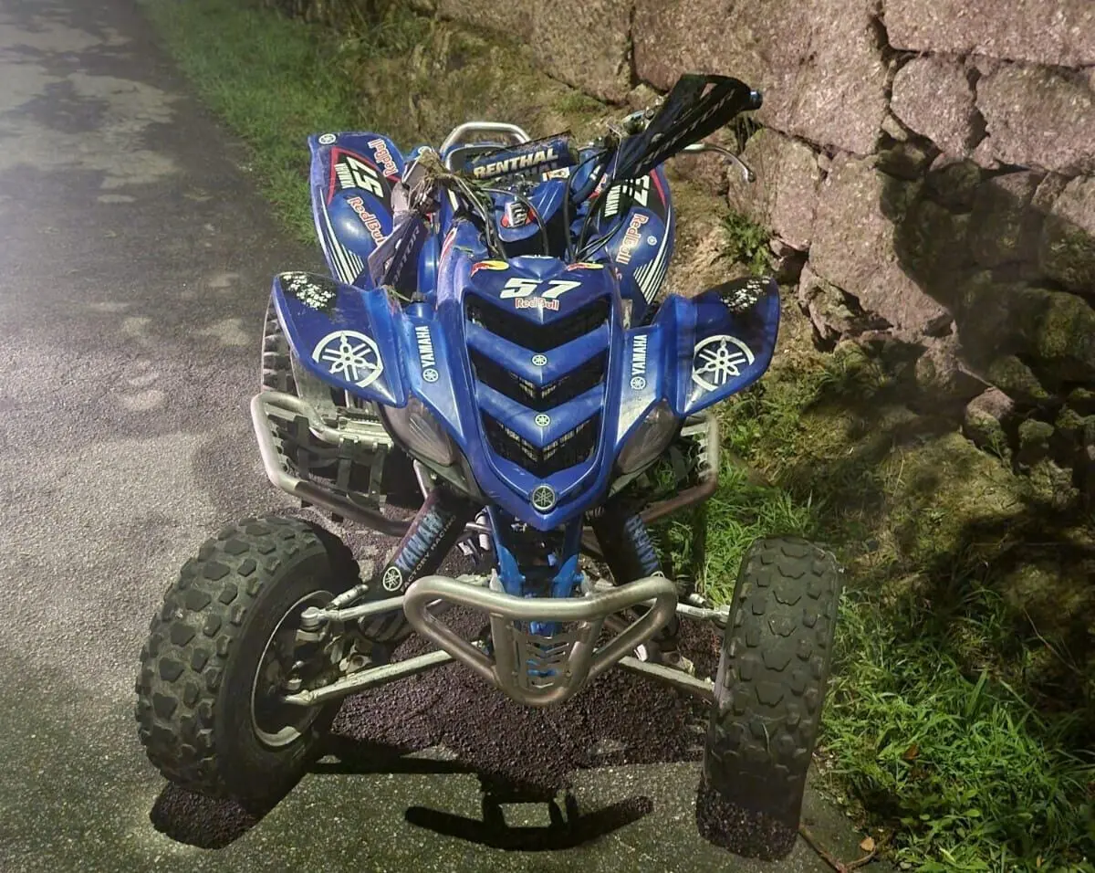 A moto 4 com a qual o jovem se despistou na manhã deste domingo