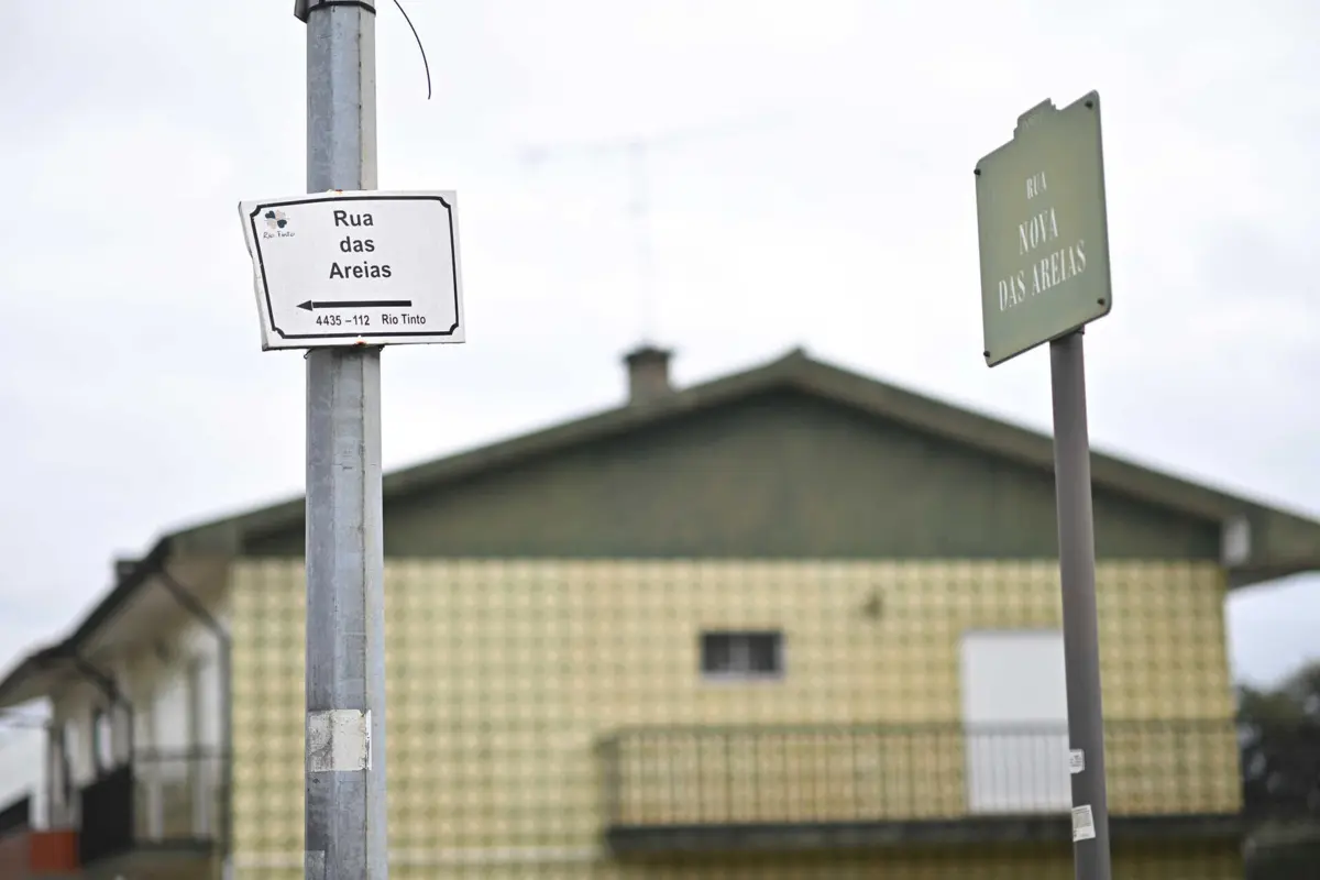Duas placas toponímicas:uma de Gondomar, outra do Porto