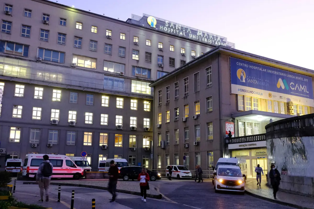 Trabalhador foi levado para o Hospital de Santa Maria, em Lisboa