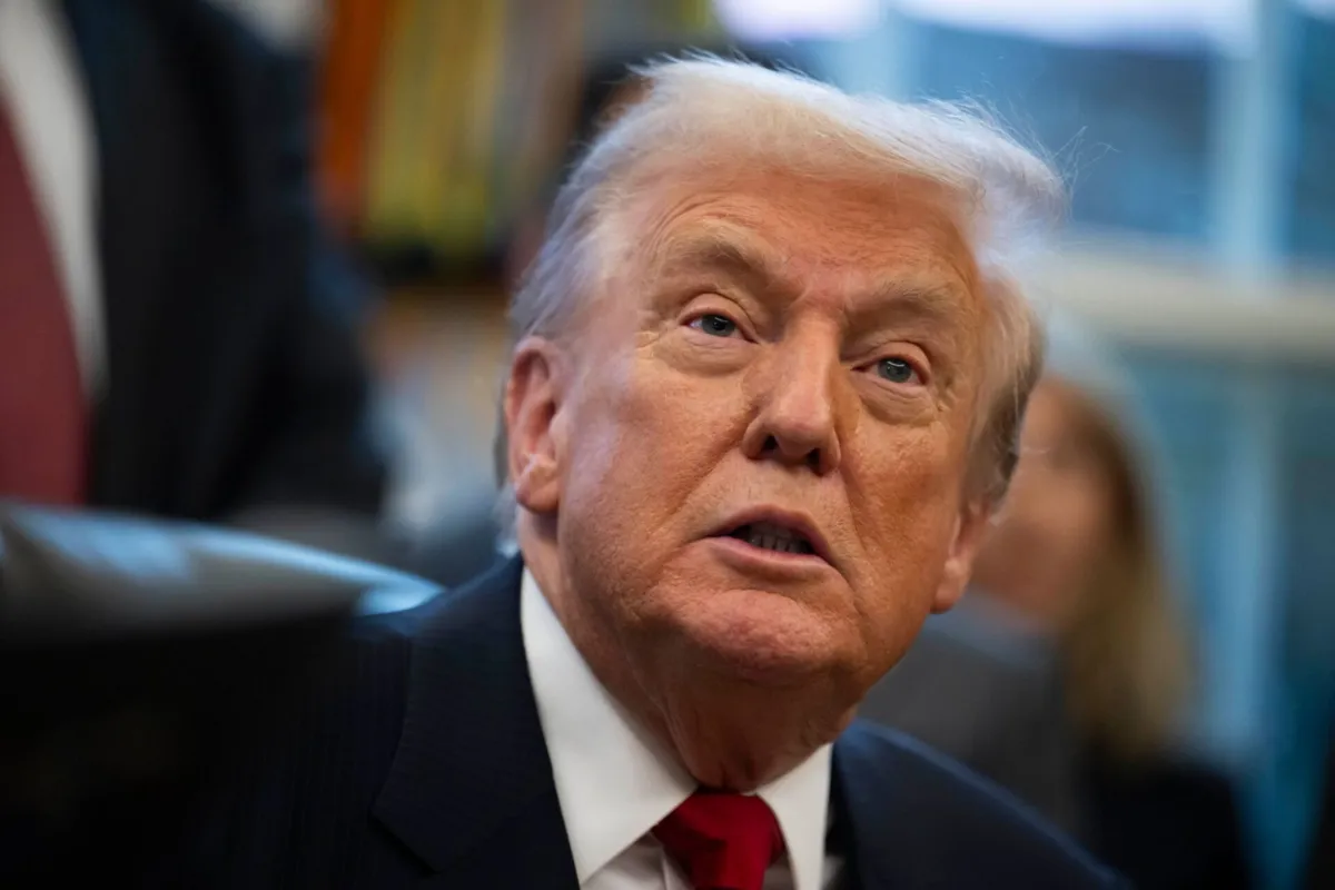 A defesa de Donald Trump considera a acusação uma "farsa com motivações políticas"