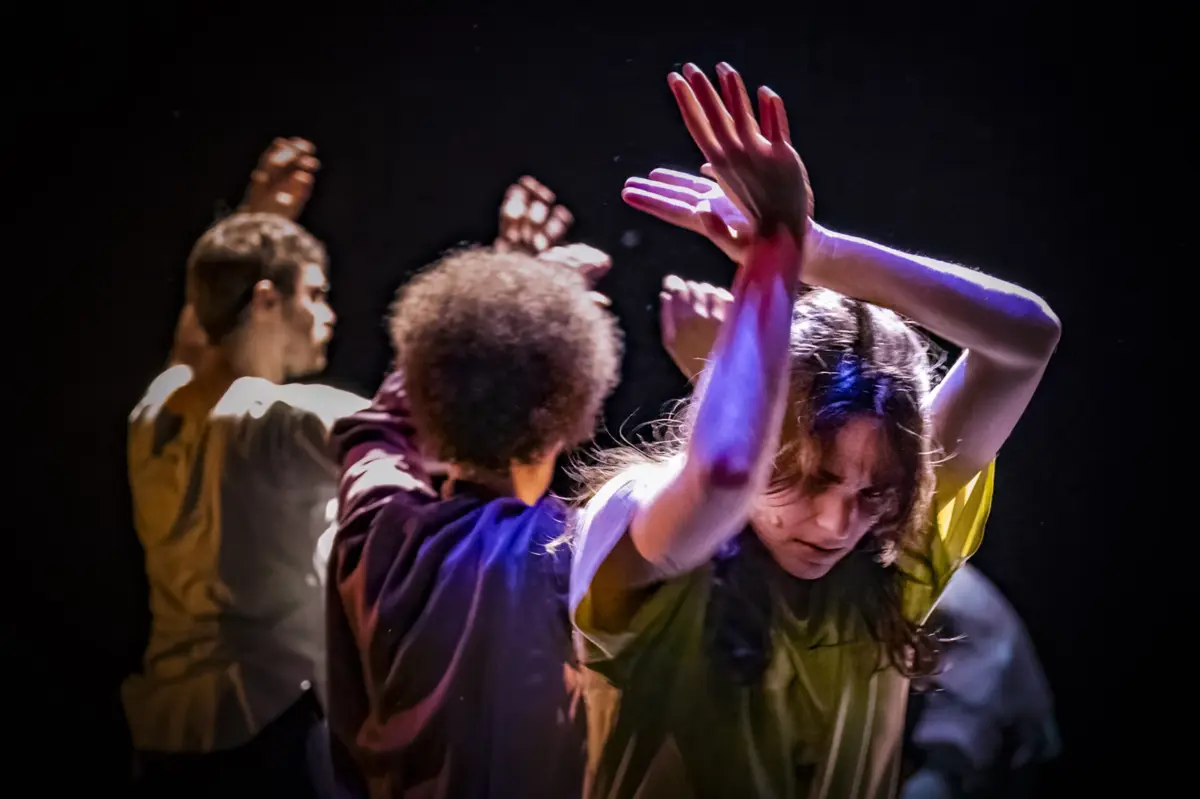 "Noche" é como um sonho que paira no limbo entre o real e o imaginário