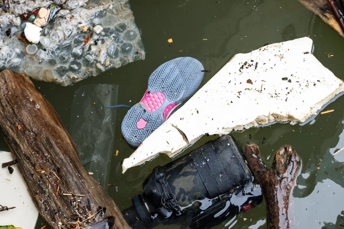 Os mergulhadores continuarão hoje a procurar as restantes partes do helicóptero