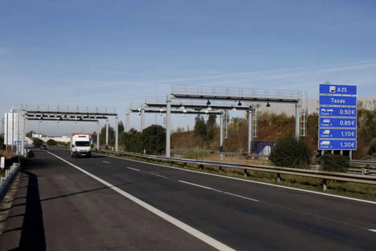 Um dos pórticos da A25 junto a Aveiro que continua a cobrar portagens