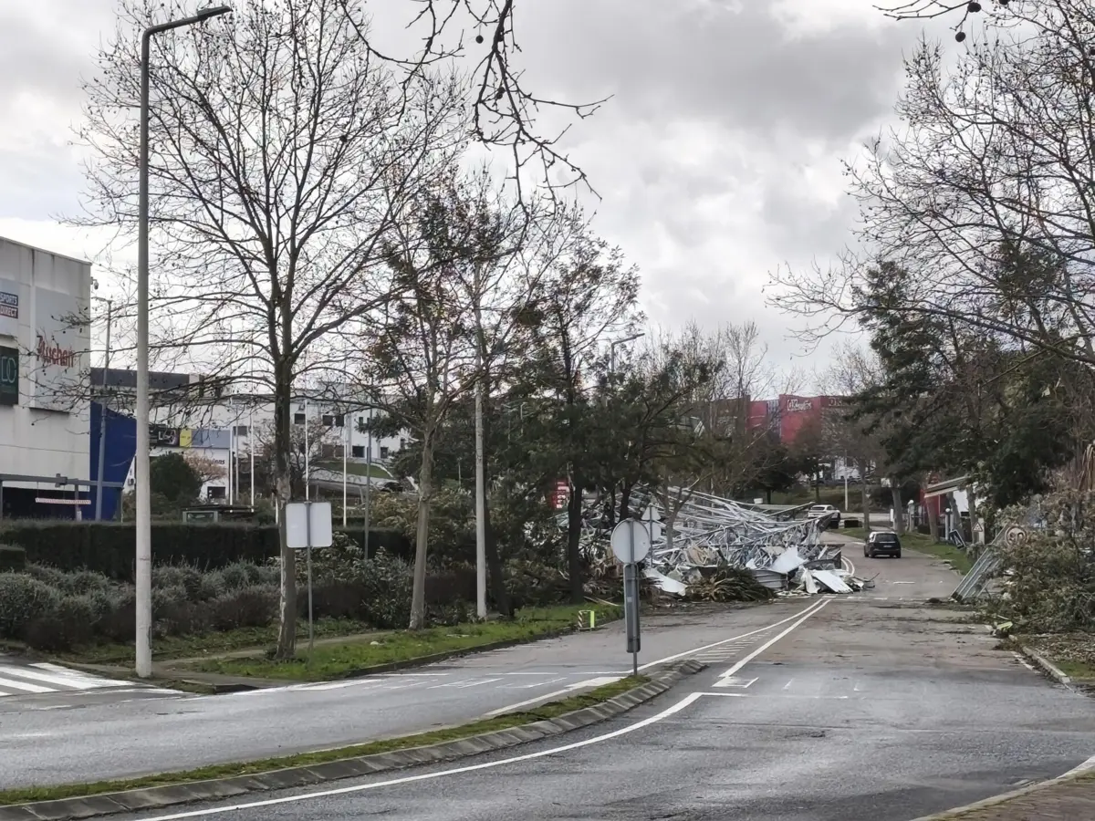A cobertura do centro comercial Alegro "voou" para a via de acesso ao shopping