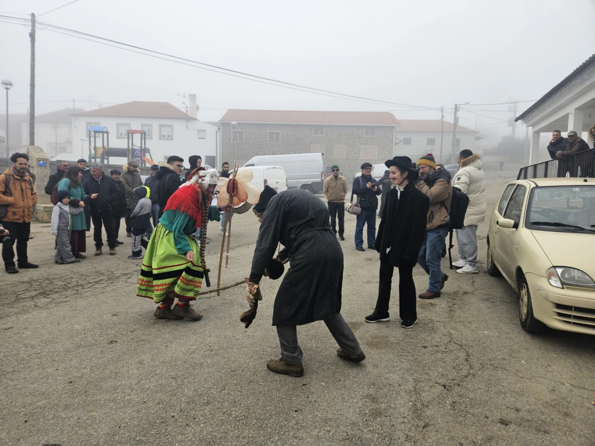 Velho mascarado e a matrafona galdrapa em despique