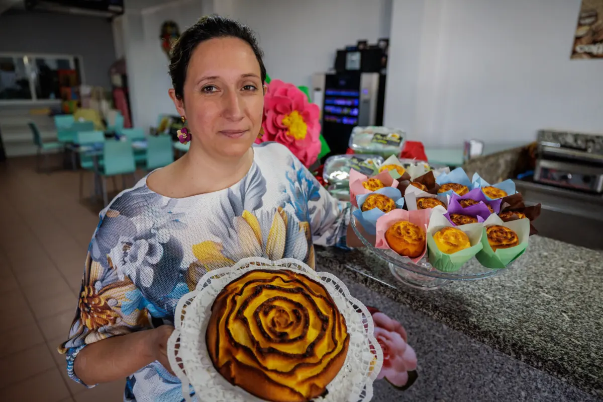 Amélia Teixeira criou um bolo a partir de camélias, que tem feito grande sucesso