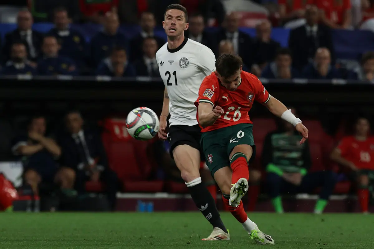 Francisco Conceição remata para o golo do empate de Portugal