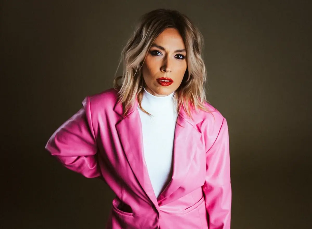 No novo disco, a artista convida o público a fazer parte de uma emissão de rádio