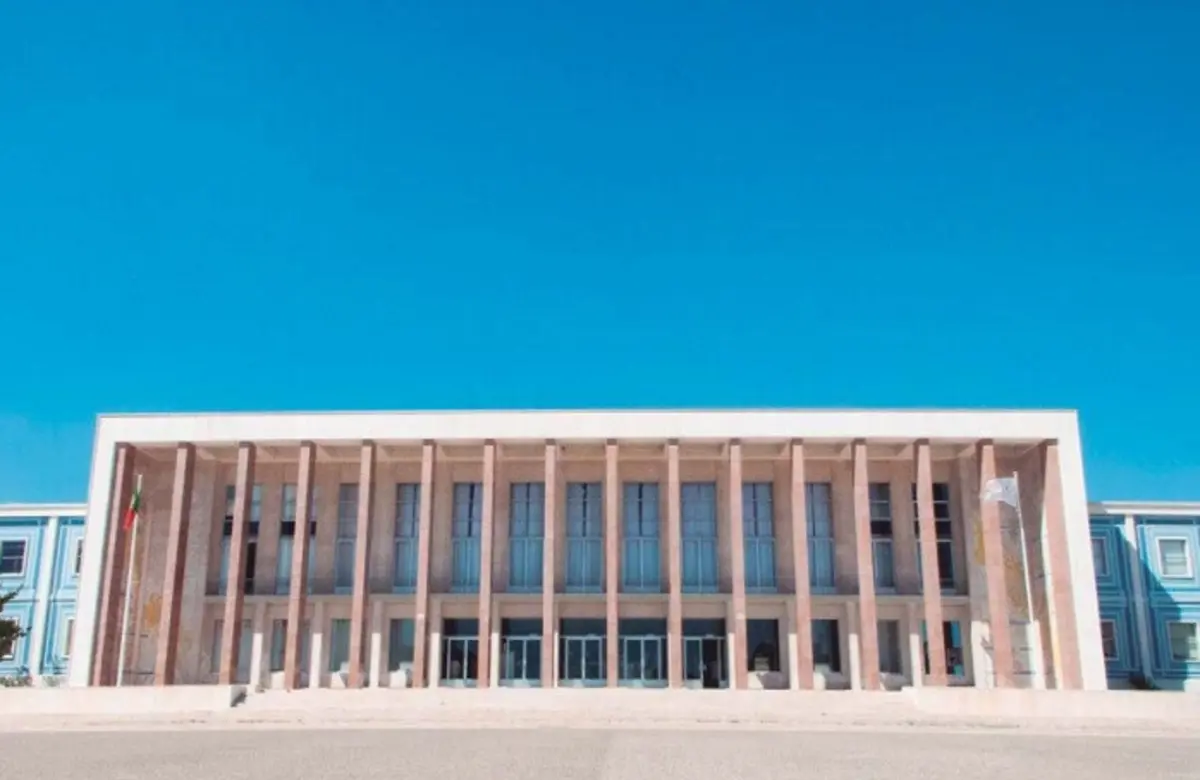Agente da PSP estacionou num parque existente em frente à entrada principal da reitoria
