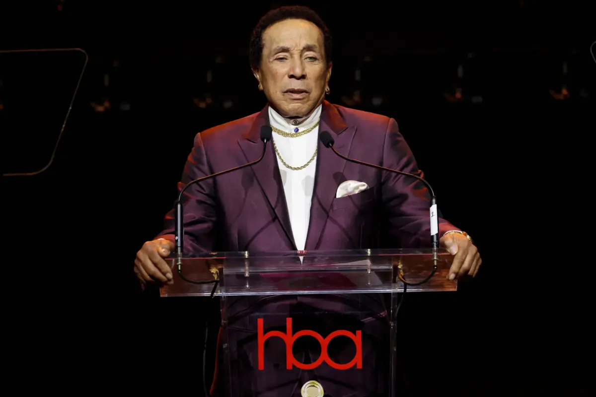 Smokey Robinson discursou na 10.ª edição do Hollywood Beauty Awards a 6 de abril, em Los Angeles