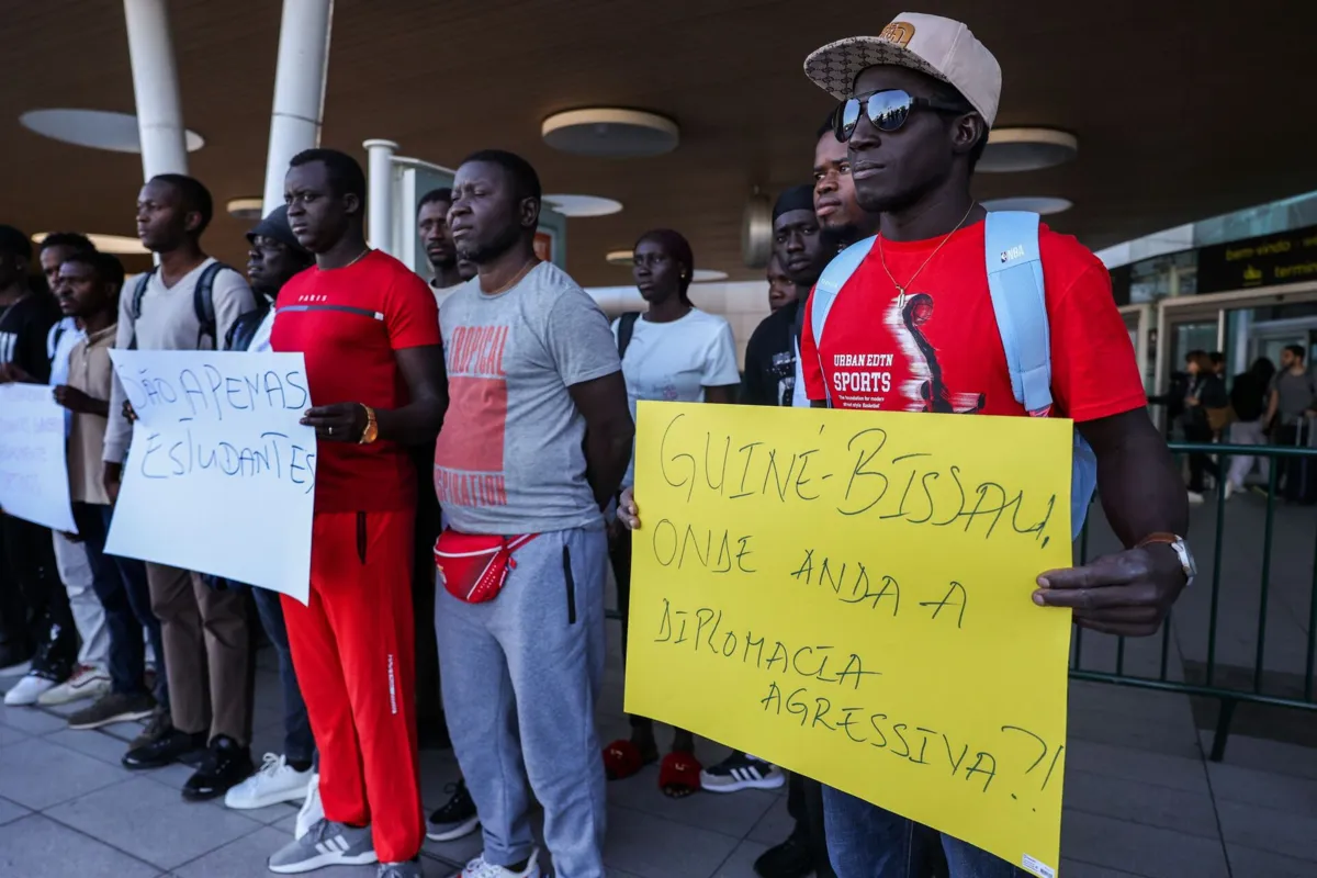 Estudantes guineenses manifestam-se ontem à tarde junto ao Aeroporto de Lisboa pela liberdade dos 41 estudantes retidos