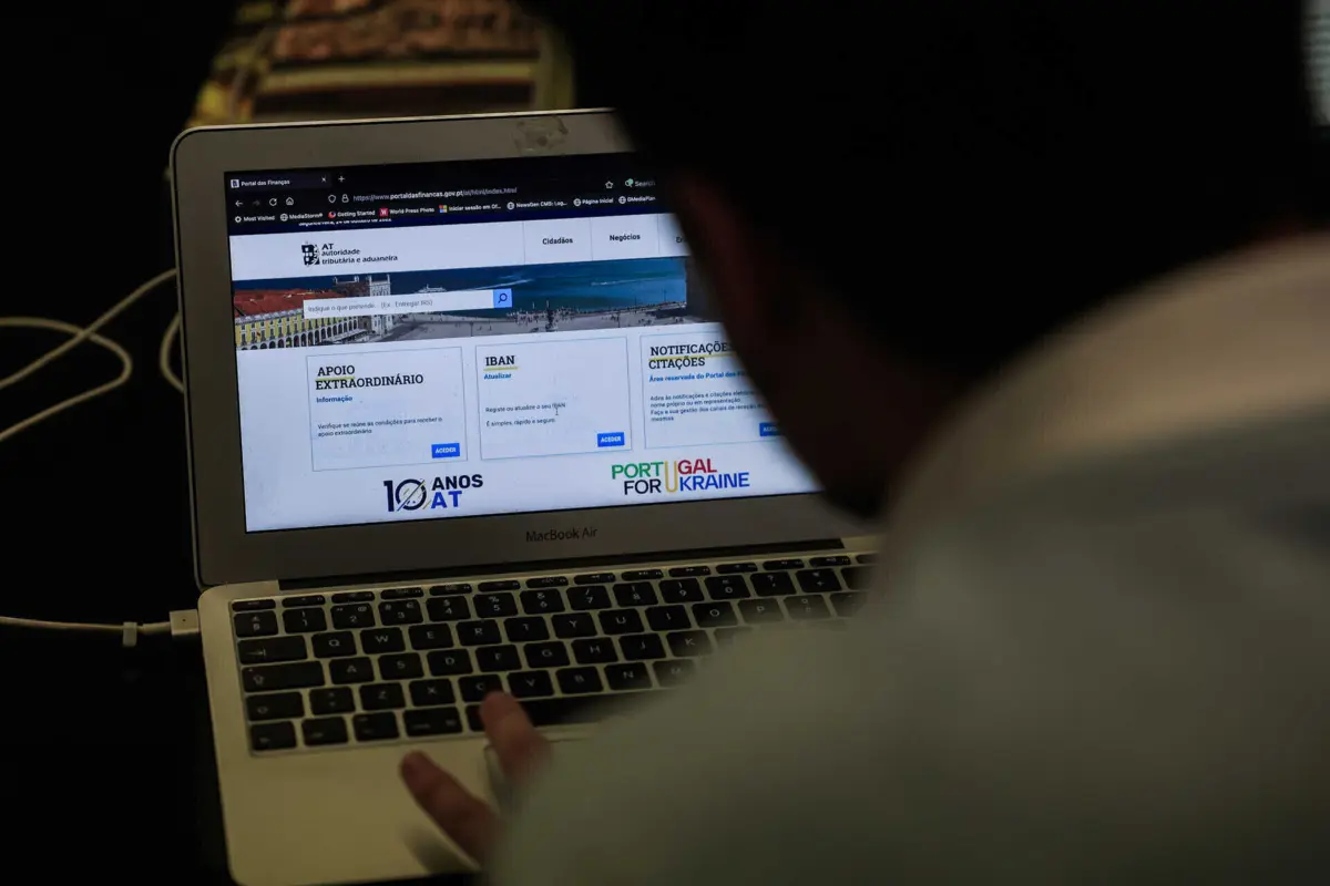 A AT já publicou quatro informações vinculativas nas quais esclarece que é obrigatório que o imóvel se situe em Portugal