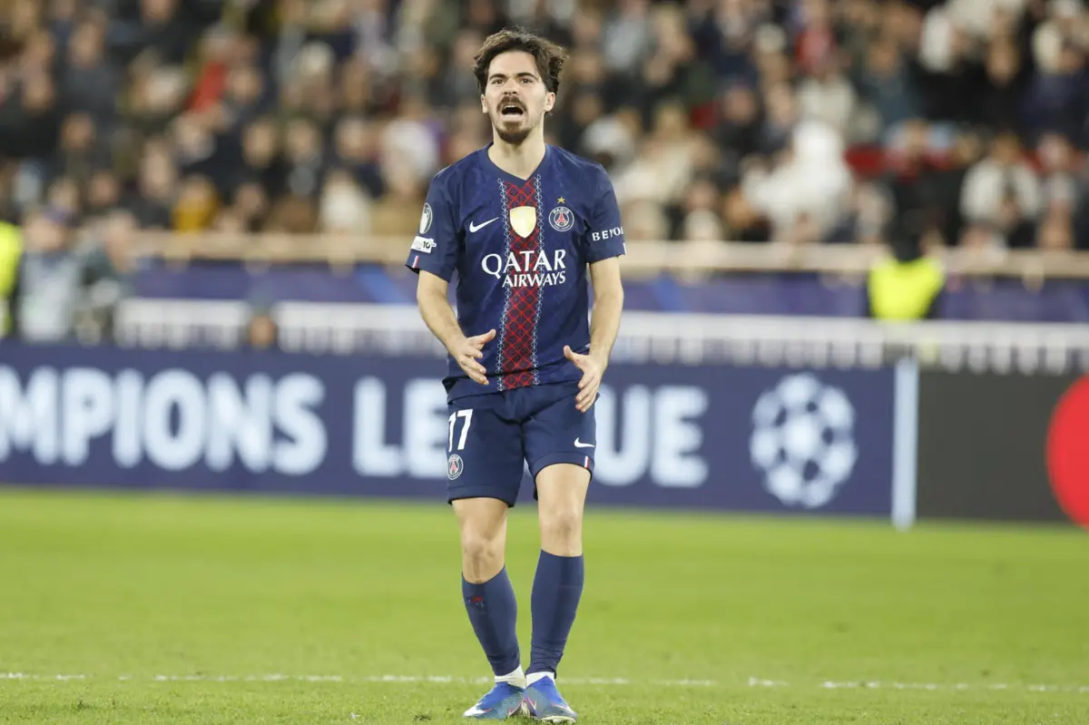 Vitinha foi titular nos parisienses