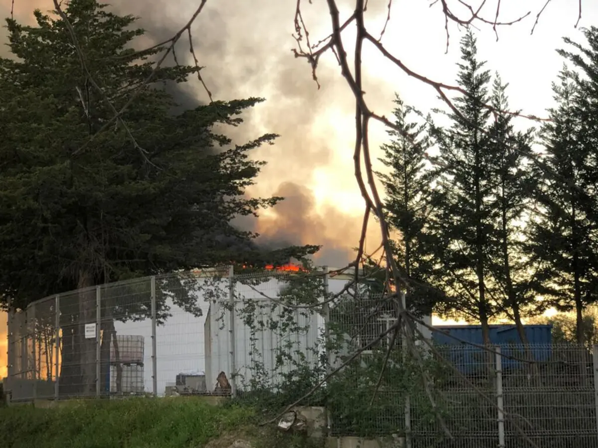 O incêndio está a decorrer no armazém de resíduos
