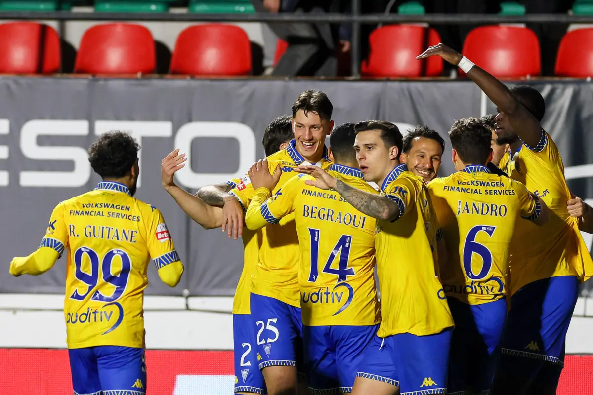 Estorilistas fizeram a festa no terreno do Estrela da Amadora