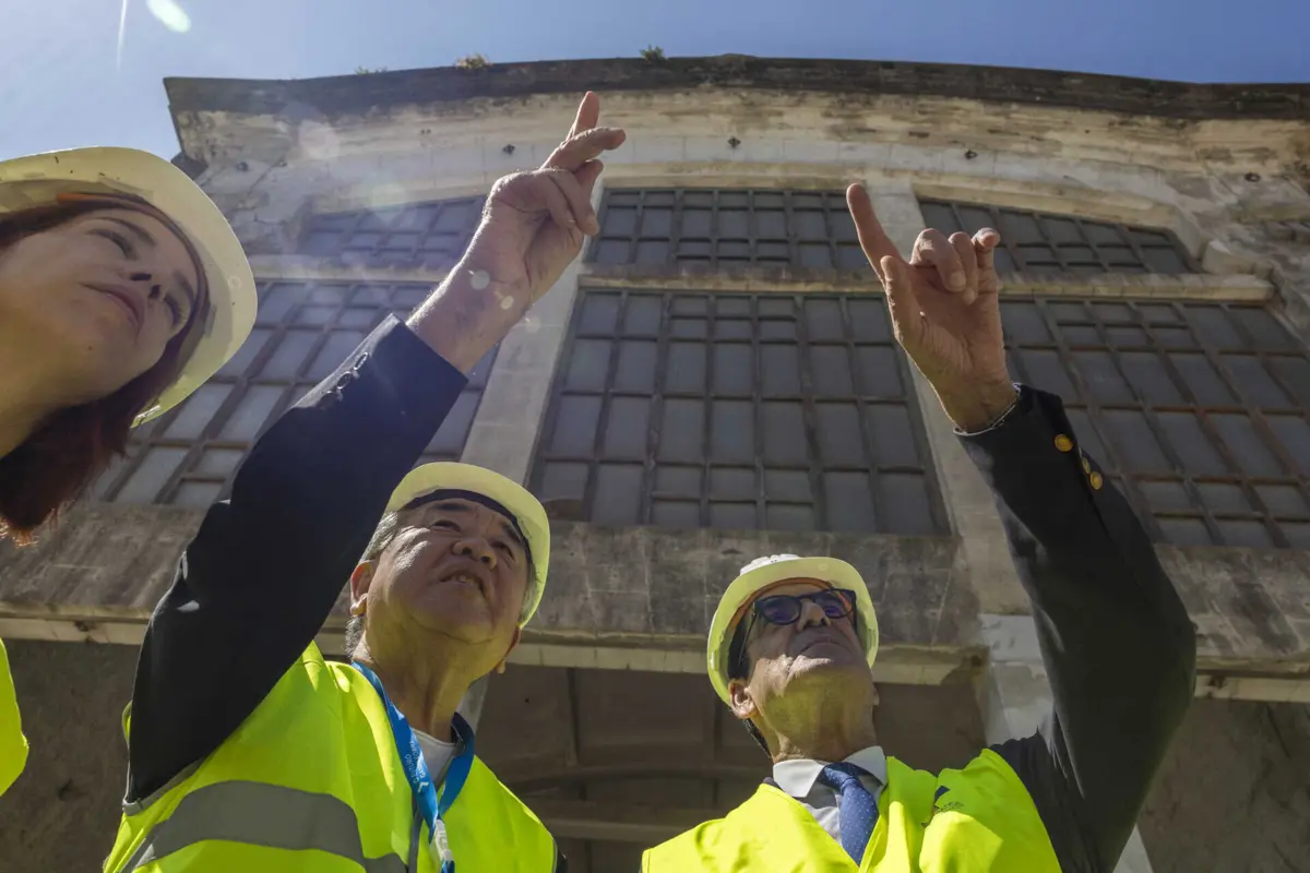O arquiteto Kengo Kuma e o presidente da Câmara do Porto, Rui Moreira, visitaram esta quinta-feira a obra do antigo matadouro de Campanhã
