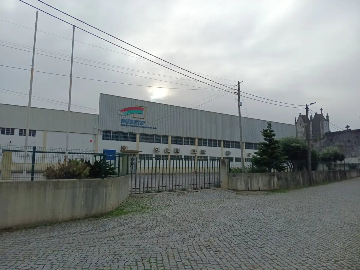 Empresa fica junto à igreja de Vilar do Paraíso