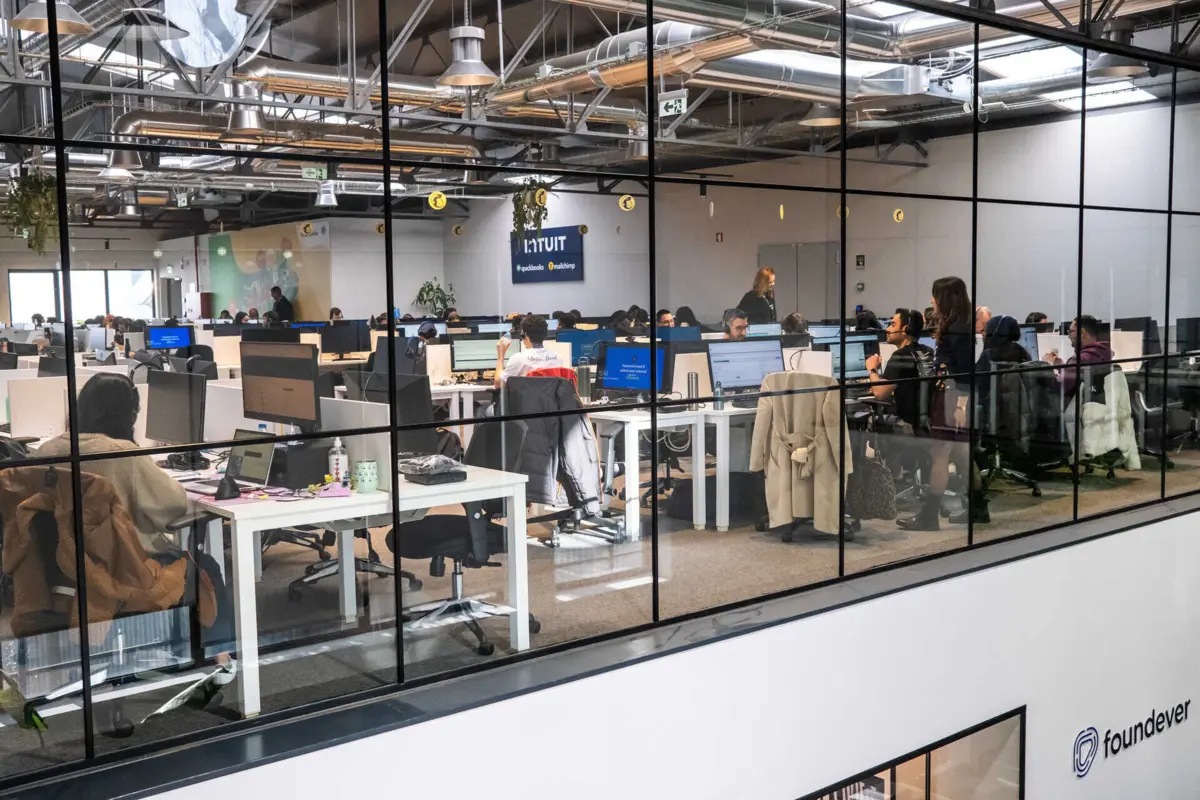 Empresa está instalada num antigo armazém da Rua do Heroísmo