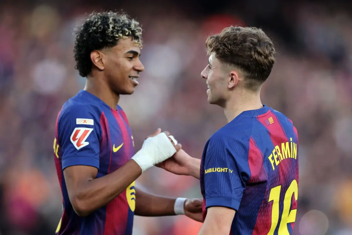 Yamal e Ferrán Torres celebram um dos golos