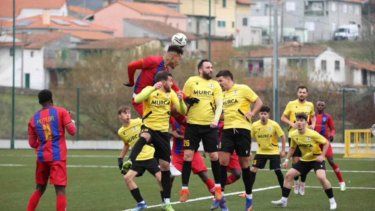 Jogador do Murça caiu inanimado
